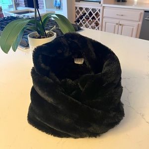 Black Faux Fur Scarf - Luxurious Look, Prosecco Budget! - Winter posh